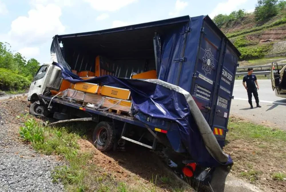 Keadaan lori jenis Hino yang terbabas selepas bergesel dengan treler dan merempuh mangsa. Foto Polis Temerloh