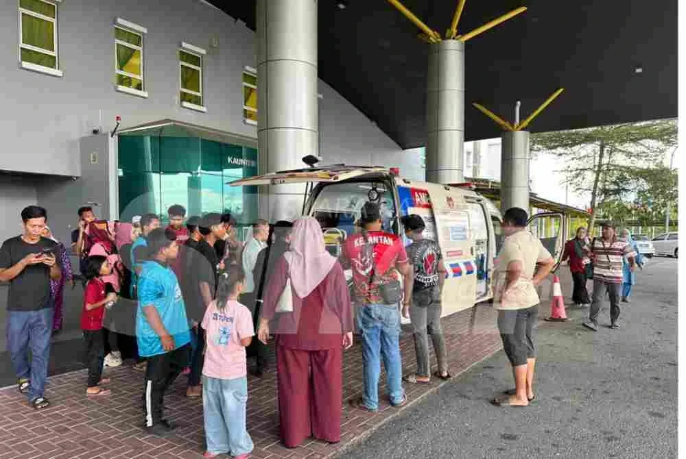 Pekarangan hospital yang dipenuhi ahli keluarga.
FOTO SINAR HARIAN - ADILA SHARINNI WAHID