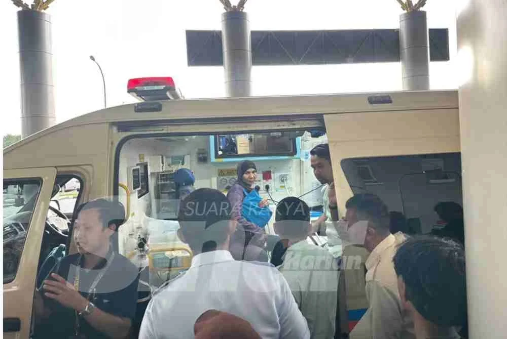 Hanita yang berada di dalam ambulans bagi mengiringi anaknya ke HPUSM.
FOTO SINAR HARIAN - ADILA SHARINNI WAHID