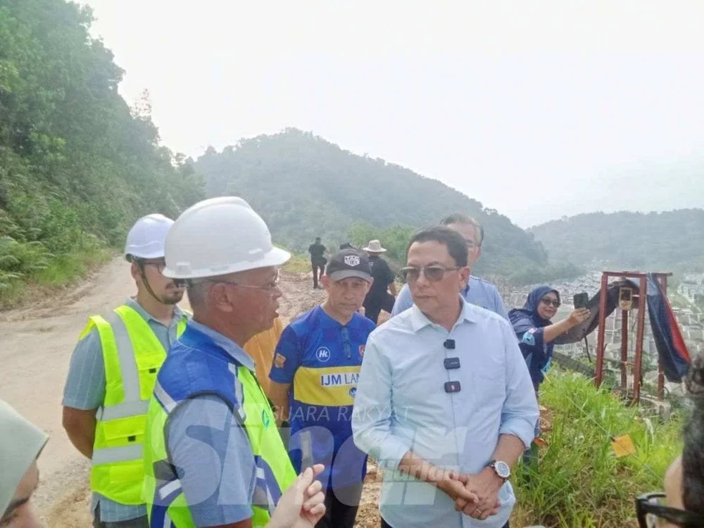 Mohd Kamri (kanan) ketika meninjau keadaan projek ketika lawatan tapak pada Isnin.