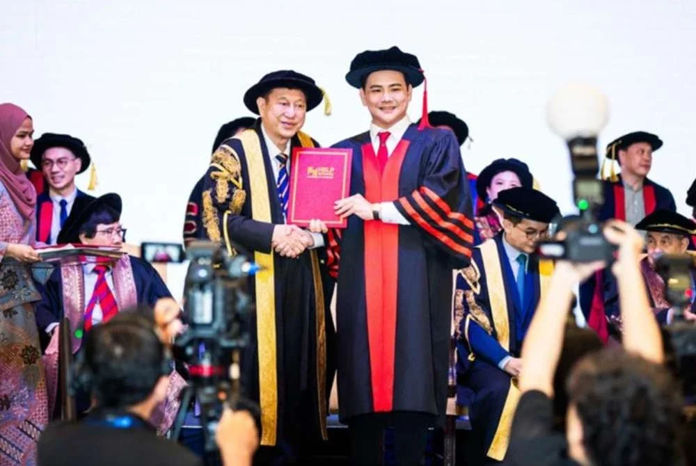 Calvin Khiu (kanan) secara rasmi menamatkan pengajian peringkat Ijazah Kedoktoran DBA.