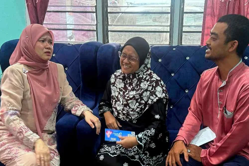 Fadhlina (kiri) ketika menziarahi keluarga murid SK Seri Maimon, Allahyarham Nur Aini Umairah Mohd Fareez, 8, yang maut setelah dilanggar sebuah van di hadapan sekolah berkenaan, Selasa lepas. Foto Bernama