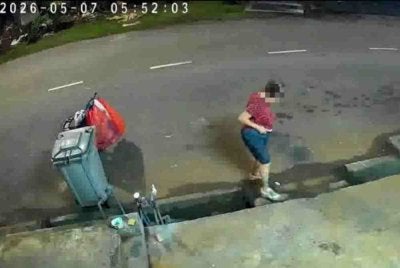 CCTV dilokasi merakam perbuatan wanita berkenaan yang didakwa kerap membuang najis. Foto: NegeriSembilanKini