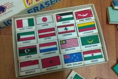Di Malaysia dan Singapura misalnya, pemadam petak bercetak bendera pelbagai negara sering digunakan untuk permainan ‘gusti pemadam’. Gambar hiasan 