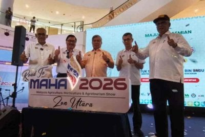 Mohamad (tengah) melancarkan Program Road to MAHA 2026 Zon Utara di Aman Central, Alor Setar pada Sabtu.