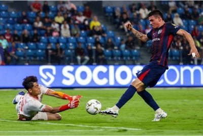 Pemain JDT Jonathan Cristian Silva (kanan) cuba menjaringkan gol namun berjaya dihalang penjaga gol Kelantan The Real Warriors FC, Muhammad Azfar Arif Mohd Sukri (kiri) pada saingan Liga Super Malaysia 2025/2026 di Stadium Sultan Ibrahim hari ini. - Foto: Bernama