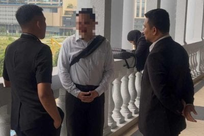 Bekas pembantu khas Teresa tibs Kompleks Mahkamah Kuala Lumpur di sini pada jam 7.30 pagi Isnin bagi menghadapi pertuduhan berhubung kes rasuah berkaitan Projek Mesra Rakyat.
