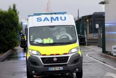 Lima ambulans dengan iringan polis membawa penumpang warga Perancis dari lapangan terbang ke Hospital Bichat di Paris untuk rawatan dan pemantauan lanjut. Foto AFP