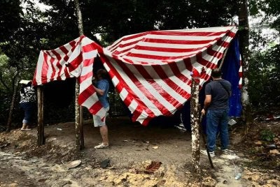 Polis merobohkan tempat perjudian sabung ayam yang beroperasi di kawasan bukit di Sungai Buloh.
