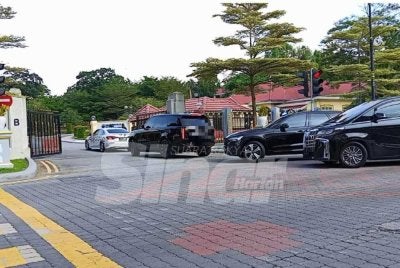 Kenderaan membawa barisan pemimpin tertinggi UMNO mula memasuki pekarangan Istana Besar Johor sempena sambutan ulang tahun penubuhan UMNO ke-80.