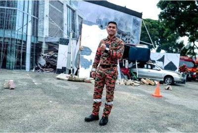 
Meski namanya semakin meningkat naik dan mengukuh dalam dunia hiburan tanah air, Syafiq Farhain bertekad untuk tidak meninggalkan kerjaya hakikinya sebagai anggota Jabatan Bomba dan Penyelamat Malaysia (JBPM). Foto Bernama 