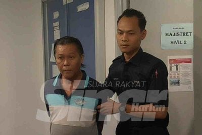 Choong Kheong (kiri) dihadapkan ke Mahkamah Majistret Ipoh pada Isnin atas tuduhan membunuh jirannya minggu lalu.