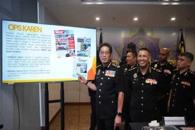 Azam dalam sidang akhbar tahun lalu menunjukkan laporan khas Sinar Harian berkenaan Op Karen yang membongkar sindiket seleweng diesel. 