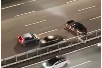 Tangkap layar video tular memaparkan kemalangan di Kilometer 28 Lebuhraya NKVE menghala ke Plaza Tol Duta di sini pada Sabtu.
