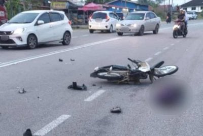 Empat parah selepas motosikal dinaiki berlanggar dengan kereta. Foto PDRM 