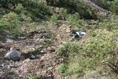 Kereta dinaiki mangsa terjatuh ke dalam gaung di negeri berbukit utara India, Himachal Pradesh.