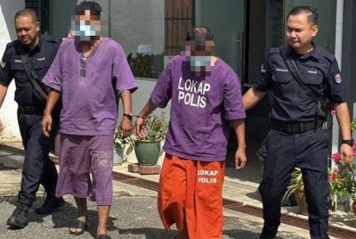 Suspek warga Bangladesh (dua kanan) dibawa untuk proses reman di Mahkamah Sik pada Isnin.