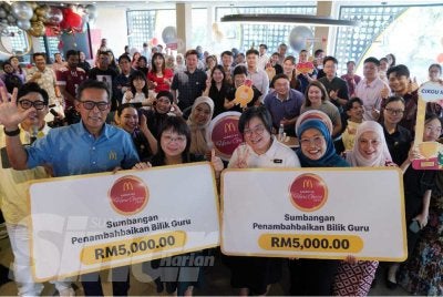Pengarah Urusan dan Rakan Kongsi Operasi Tempatan McDonald’s Malaysia, Datuk Azmir Jaafar (kiri), Naib Presiden Kanan dan Ketua Pegawai Impak McDonals’s Malaysia, Melati Abdul Hai (kanan) dan Pengarah Komunikasi Korporat McDonald’s Malaysia, Shamsidar Yahya bergambar bersama wakil SJK (C) Chiao Nan dan SJK (C) Chong Hwa menerima sumbangan penambahbaikan bilik guru bernilai RM5,000 ketika sambutan Hari Guru McDonald’s Malaysia di McDonald’s Titiwangsa yang diadakan pada Isnin. FOTO SINAR HARIAN/ ROSLI TALIB.