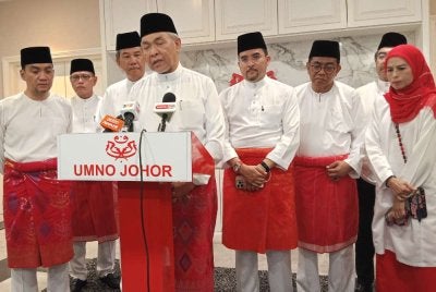 Ahmad Zahid (tengah) pada sidang akhbar di Bangunan UMNO Johor pada Isnin.