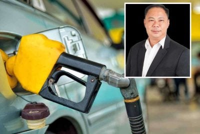 Kerajaan digesa membatalkan had bulanan 200 liter kuota bagi petrol RON95 kepada semua penduduk di Sabah dan Sarawak. Gambar kecil: Gee Tien Siong