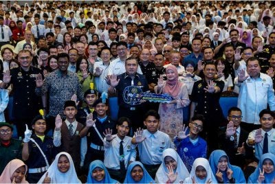 Anthony Loke (tengah) dan Fadhlina (tiga dari kanan) bergambar bersama pelajar pada Majlis Peluncuran Program MyLesen B2 Sekolah (MyB2S) pada Isnin. Foto Bernama