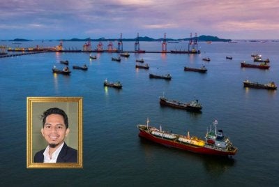 PELBAGAI kapal yang kecil dan besar menggunakan Selat Hormuz untuk urusan perdagangan global. Foto Canva/Gambar kecil: DR AZMIR AZRI