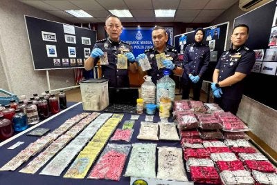 Chuan Huat (kiri) menunjukkan antara barang rampasan susulan penahanan enam individu serta pelbagai jenis dadah bernilai RM4.77 juta dalam dua operasi berasingan di daerah ini pada 7 dan 8 Mei lepas, semasa sidang media di Ibu Pejabat Polis Kontinjen Johor pada Isnin. Foto Bernama