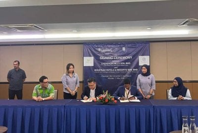 Rosthman (kiri) dan Kumarakuru menandatangani surat tawaran bagi kerjasama strategik bagi penjenamaan semula Cherengin Hills Convention & Spa Resort, Janda Baik.