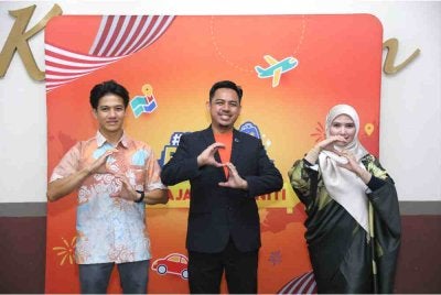 Ridhwan (tengah) bersama Nur Shafiqah dan Alif Haikal ketika siri jelajah Shopee Rai Lokal Jelajah Komuniti dengan kerjasama Yayasan Pembangunan Usahawan (YPU) Terengganu pada Isnin.