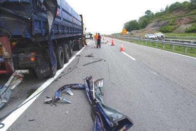 Keadaan di lokasi kemalangan melibatkan lori dan treler di Kilometer 119.5 LPT1 arah barat pada Isnin. Foto Polis Temerloh