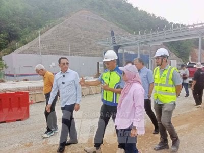 Mohd Kamri (dua kiri) ketika meninjau keadaan tapak projek berkenaan bersama pihak kontraktor dan agensi terlibat pada Isnin.
