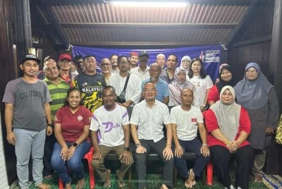 Poay Tiong (duduk, tengah) pada pelancaran cawangan pertama DAP dalam kawasan majoriti Melayu di Kampung Padang Temu, Melaka.