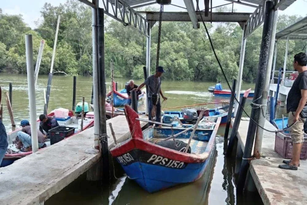 Sungai Juru semakin tercemar menyebabkan pendapatan kira-kira 100 nelayan dan penternak kerang terjejas.