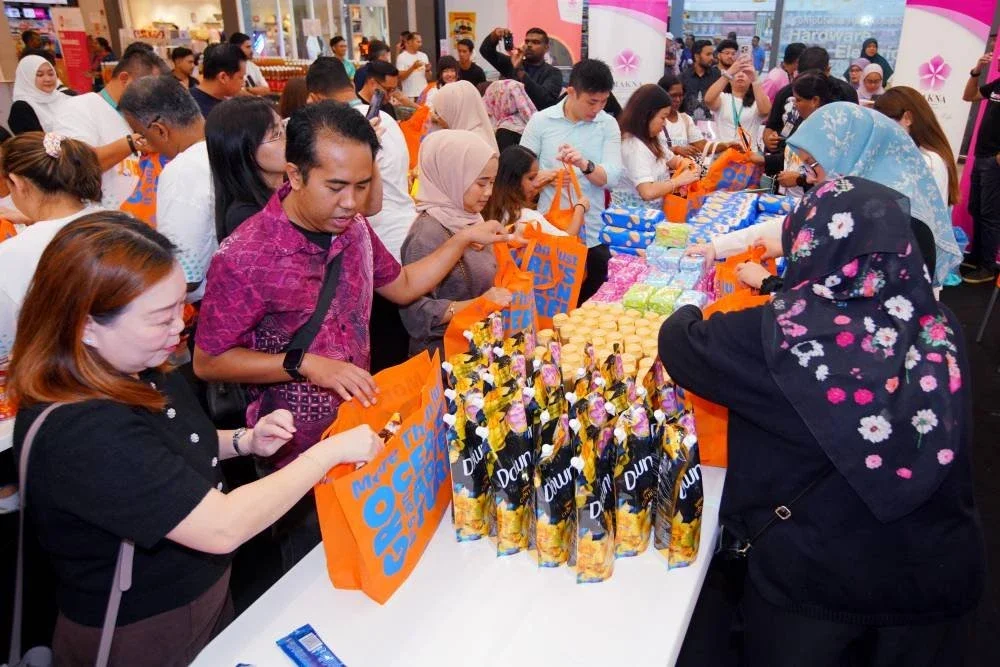 Petugas media turut sertai program menyediakan barangan Dana Kongsi Ceria sempena Majlis Sambutan Ulang Tahun Keempat Lotus’s: Celebrating & Giving Back with Dana Kongsi Ceria di Lotus’s Ampang, Dataran Pandan Prima pada Khamis.