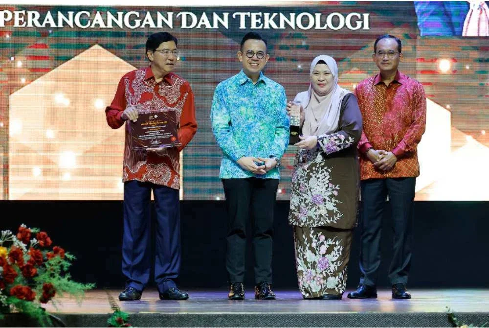 Steven Sim (dua dari kiri) bersama penerima Anugerah Keunggulan Tekun, Suhaily Raini Md Hamdan (dua dari kanan) pada Majlis Apresiasi Tekun Nasional 2026. Foto Bernama
