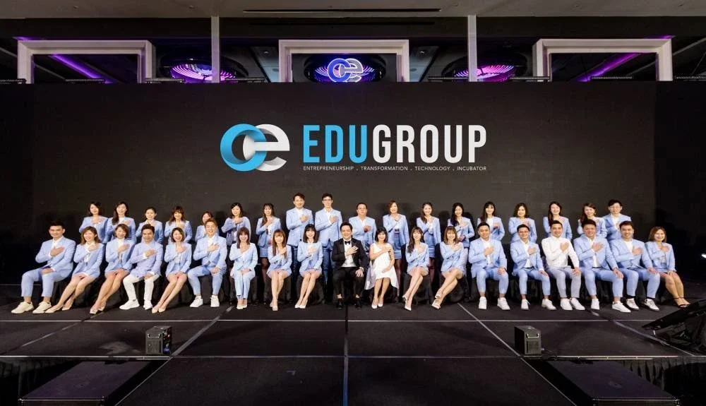 Calvin (duduk, tengah) bersama pasukan OE EduGroup.