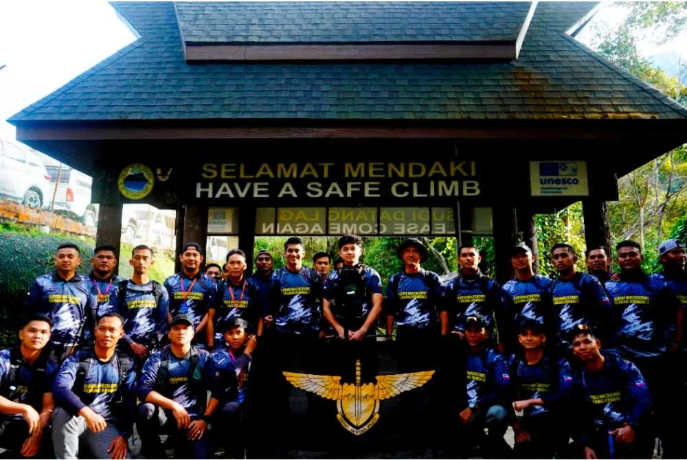Tengku Hassanal Ibrahim Alam Shah Al-Sultan Abdullah Ri'ayatuddin Al-Mustafa Billah Shah memulakan pendakian ke Gunung Kinabalu sempena Ekspedisi Mahkota Borneo. Foto Bernama