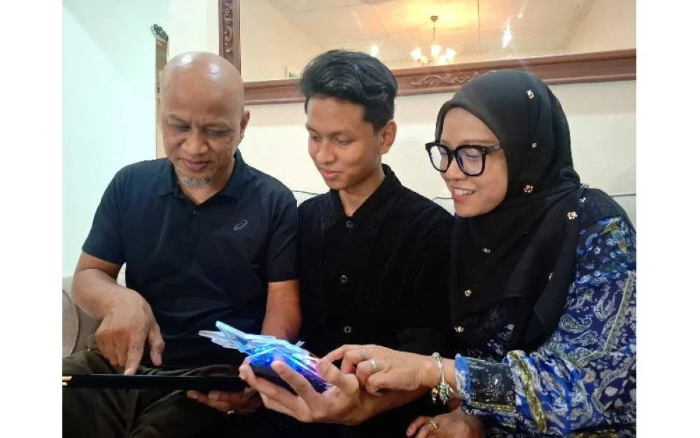 Muhamad Haikal bersama kedua ibu bapanya yang menjadi tulang belakang dalam meraih kecemerlangan dalam pendidikan.
