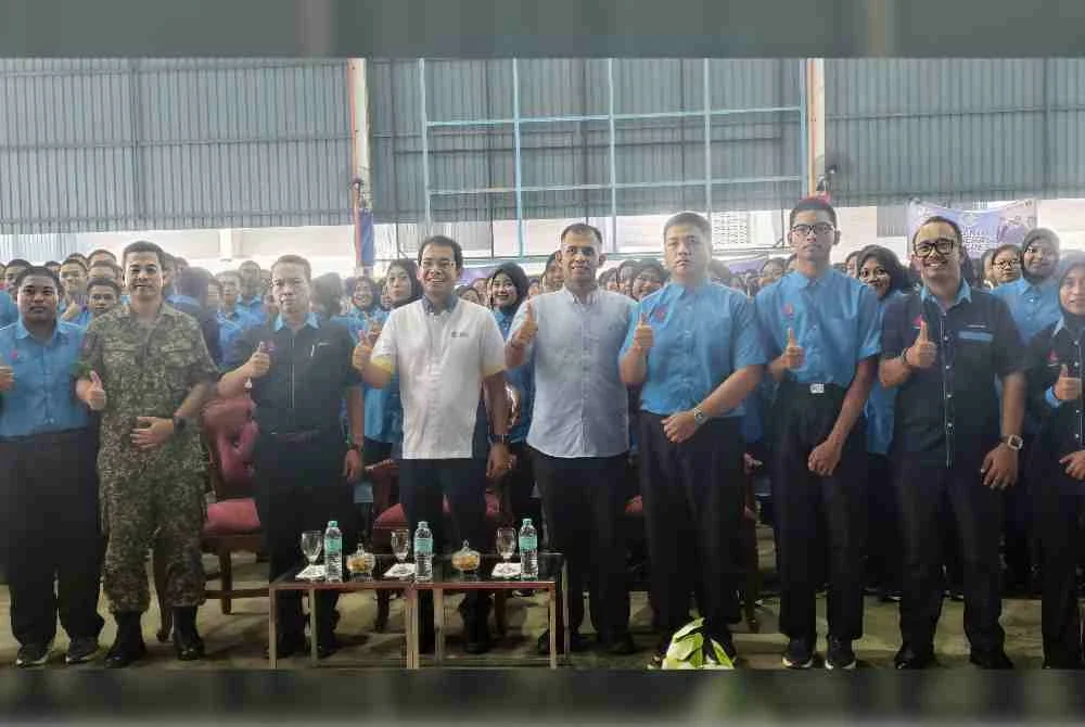 Samad (tiga dari kiri) Dan Ahmad Husaini (empat dari kiri) bersama pelatih PLKN 3.0 di MALBATT VILLAGE Port Dickson.