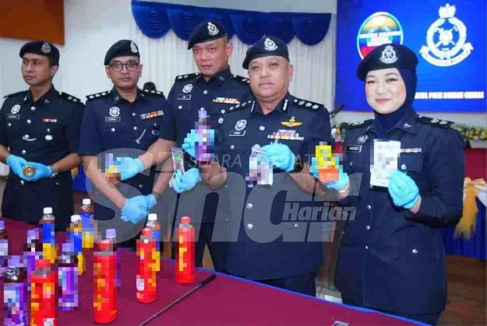 Rosdi (dua dari kanan) menunjukkan dadah yang dirampas. Foto: SINAR HARIAN-MOHD HALIM ABDUL WAHID