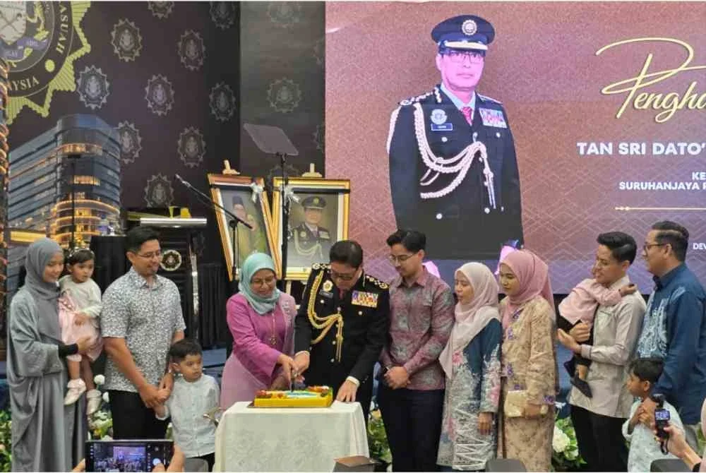 Azam memotong pulut kuning sempena ulang tahun kelahiran ke-63 dengan ditemani isteri dan ahli keluarga pada Selasa.