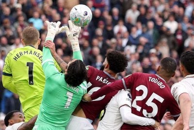 Jaringan penyamaan West Ham pada minit ke-95 dibatalkan selepas semakan VAR mendapati Pablo Felipe menarik tangan David Raya, manakala Jean-Clair Todibo menarik jersi penjaga gol Arsenal itu. Foto Agensi