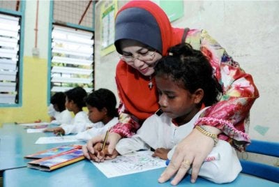 Guru merupakan insan yang memanusiakan jutaan manusia dengan ilmu dan kasih sayang. Gambar hiasan