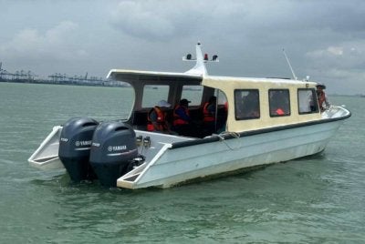 Maritim Selangor menahan sebuah bot penumpang yang disyaki gagal perbaharui lesen