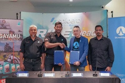 Dari kiri: Ketua Pemasaran PLMMSB, Mohd Zuhairini Lop Abdul Rahman; Ketua Pegawai Eksekutif PLMMSB, Mohd Zameer Zahur Hussain; Ketua Pegawai Eksekutif Blueshark Malaysia, Jeff Chong serta Ketua Produk, Perkhidmatan Selepas Jualan dan Latihan Blueshark Malaysia, Thevaraj Bala ketika majlis menandatangani Memorandum Persefahaman (MoU) baru-baru ini.