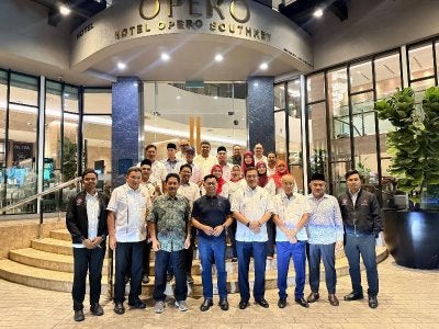 Timbalan Menteri Pembangunan Usahawan dan Koperasi (KUSKOP), Datuk Mohamad Alamin (empat, kiri) bersama barisan kepimpinan Dewan TERAJU selepas selesai sesi perbincangan.
