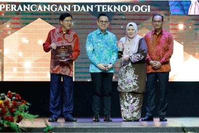 Steven Sim (dua dari kiri) bersama penerima Anugerah Keunggulan Tekun, Suhaily Raini Md Hamdan (dua dari kanan) pada Majlis Apresiasi Tekun Nasional 2026. Foto Bernama