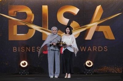 Pengarah Pemasaran OE Resort, Dr Charmaine Loh menerima Anugerah  Kecemerlangan Resort Team Building  Korporat Malaysia daripada Ketua Pegawai Eksekutif Sinar Harian, Farah Hussamuddin.