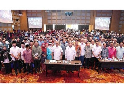 Pengasas Musyawarah Nasional dan Timbalan Perdana Menteri, Datuk Seri Dr Ahmad Zahid Hamidi bersama Pengerusi Musyawarah Nasional, Tan Sri Abdul Ghani Othman bergambar bersama tetamu yang hadir pada majlis Musyawarah Nasional yang diadakan di Kuala Lumpur pada Ahad. 