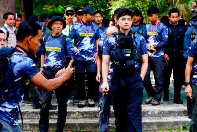 Tengku Hassanal Ibrahim Alam Shah Al-Sultan Abdullah Ri'ayatuddin Al-Mustafa Billah Shah memulakan pendakian ke Gunung Kinabalu sempena Ekspedisi Mahkota Borneo. Foto Bernama